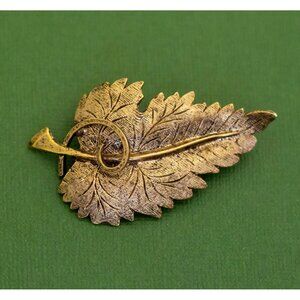 Vintage Art Nouveau Classic Leaf Gold Tone Brooch K27